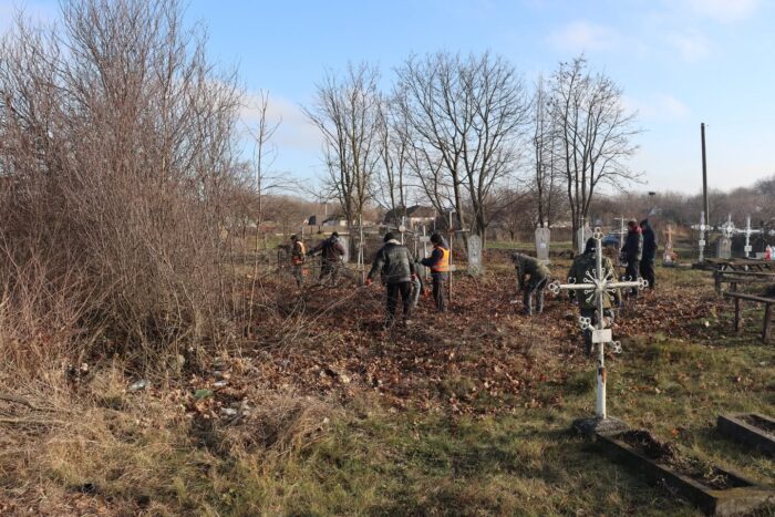В Борзні на кладовищі розчистили зарості
