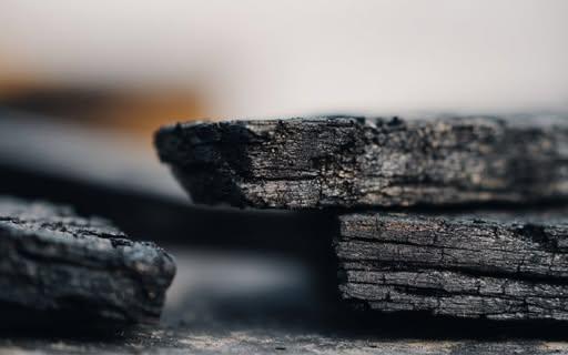 В Оленівці через спалювання трави знищено господарчу споруду
