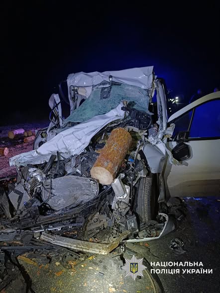 На трасі легковий автомобіль врізався у вантажівку борзнянця