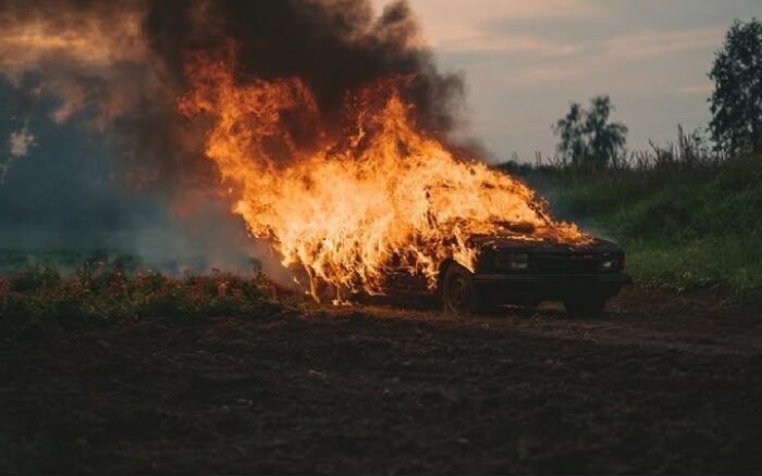 Пожежа знищила автомобіль та пошкодила будинок у Забілівщині