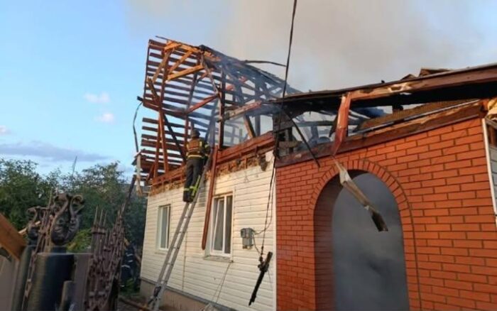 У Борзні через атаку безпілотника загорівся житловий будинок
