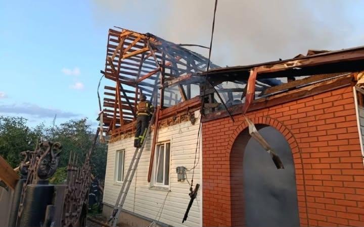 У Борзні через атаку безпілотника загорівся житловий будинок