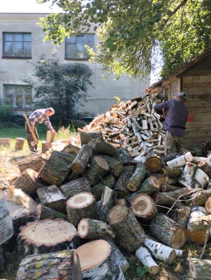 Комунальники та підприємства впорядковують території у Борзнянській громаді