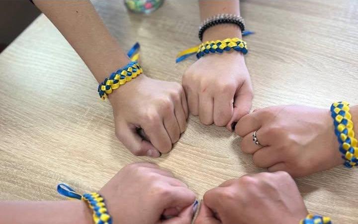 У Борзні діти плели патріотичні браслети до Дня Незалежності
