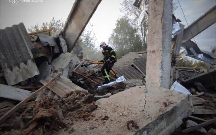 Ворожі дрони атакували сільгосппідприємство у Борзні